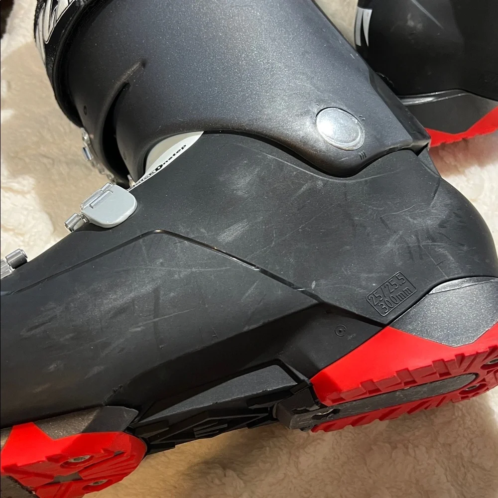 Tecnica Mach1 90 Men’s Black, Red, & White Ski Boots Size 25/25.5 300mm